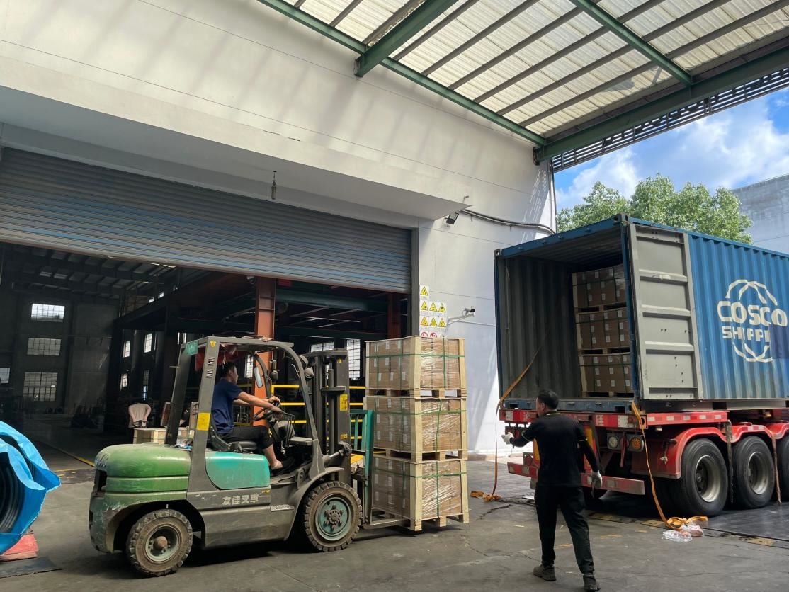กำลังโหลดและจัดส่งคำสั่งซื้อสกรู