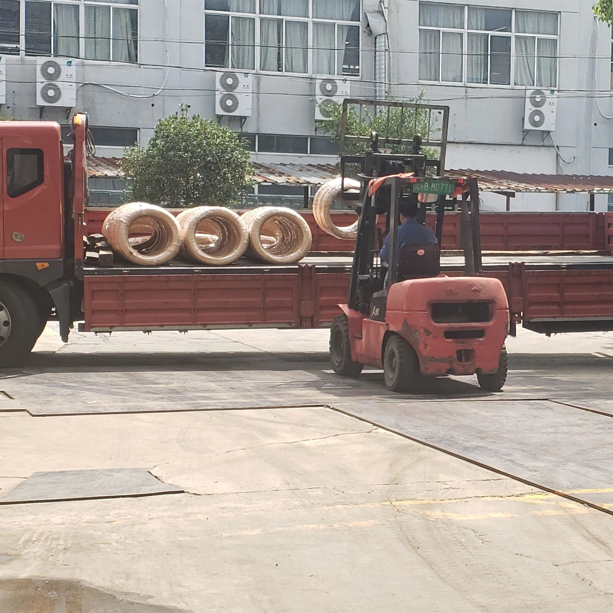 กำลังโหลดและจัดส่งคำสั่งซื้อเหล็กเส้น